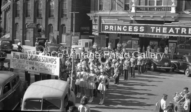 Parade423615